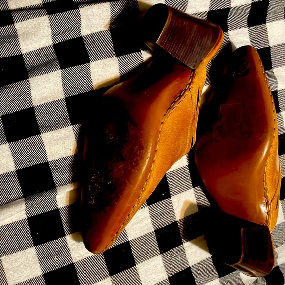 Frye leather pump with stressed studded leather. Size 9 1/2M - Picture 5 of 6